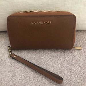 Michael Kors: Leather Smartphone Wristlet